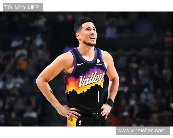 布克上半场表现出色14分9助攻展现控卫风范引领球队进攻 布克上半场表现出色14分9助攻展现控卫风范引领球队进攻