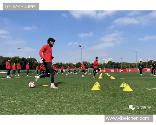 海港队训练照曝光加布里埃尔热情竖大拇指展现团队士气 海港队训练照曝光加布里埃尔热情竖大拇指展现团队士气