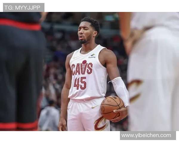 老队友重聚骑士公牛赛前米切尔阿伦与奥科罗亲切交谈回忆往昔 老队友重聚骑士公牛赛前米切尔阿伦与奥科罗亲切交谈回忆往昔